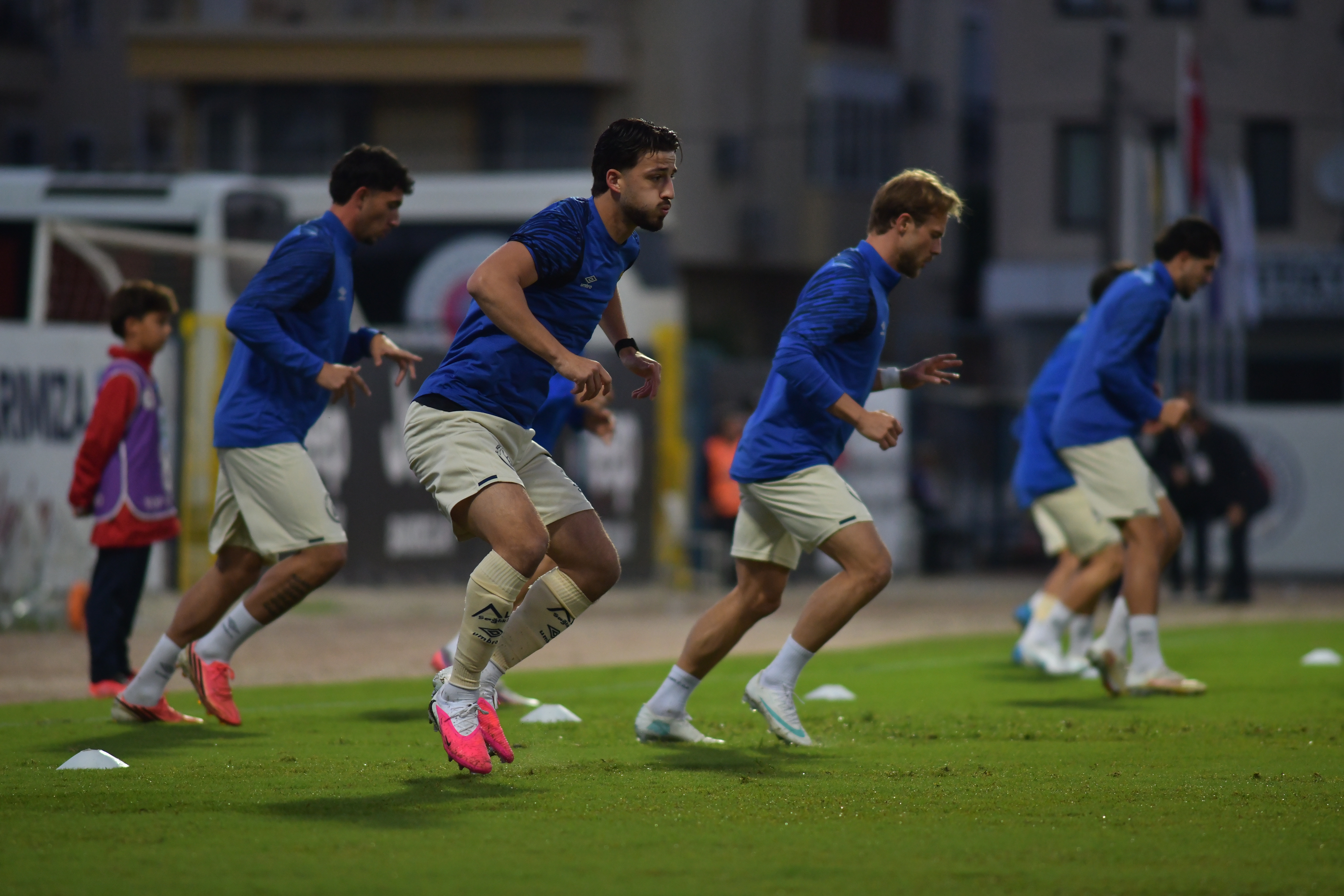Takımımız ısınıyor. #MKEAnkaragücü 💛💙 – görsel 10