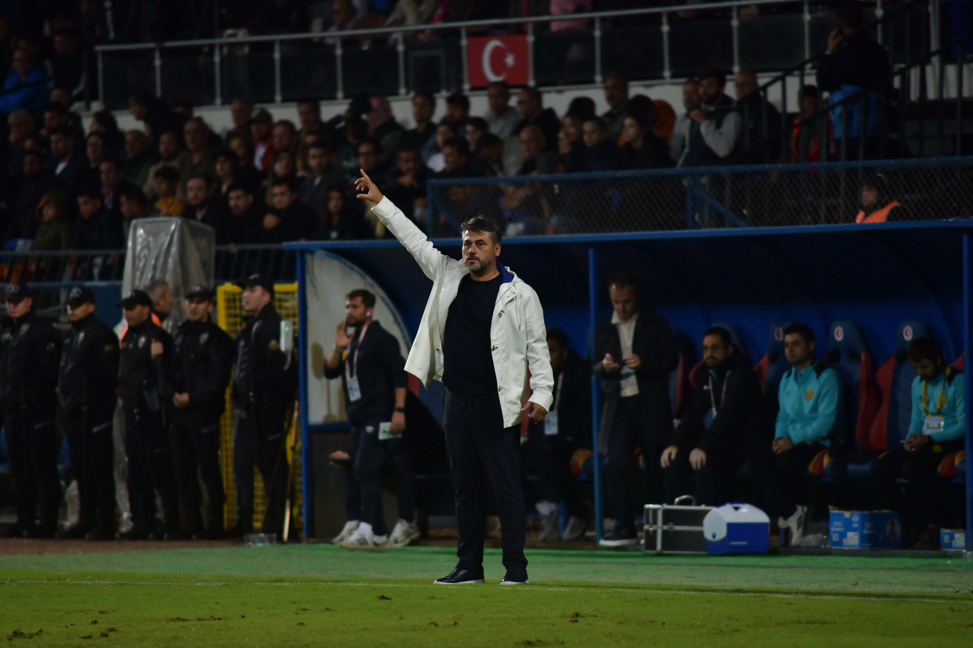 📸 İlk Yarıdan Kareler #MKEAnkaragücü 💛💙 – görsel 3